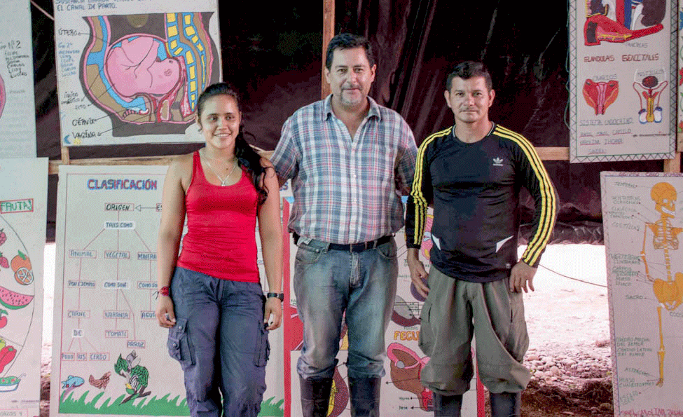 Edilburto Cadena with his students Sofía (left) and Carlos (right) in front of their anatomical drawings